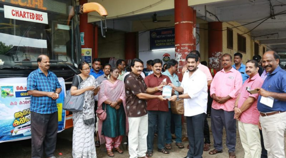 പുസ്തകദിനത്തിൽ പുസ്തകങ്ങൾ കൈമാറി കെ.എസ്.ആർ.ടി.സി.ബജറ്റ് ടൂറിസം യാത്ര